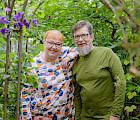 Paratiisi takapihalla -sarjan uuden tuotantokauden takana ovat jälleen tutut puutarha-alan ammattilaiset, puutarhatoimittaja Paula Ritanen-Närhi ja puutarhaneuvos Seppo Närhi.