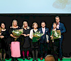 Puutarhaliiton hopeisen ansimerkin saaneet Tiia Naskali ja Tiina Kaskiaro. Puutarhaliiton kultaisen ansiomerkin saaneet Heidi Johansson (keskellä, oikealla) ja Anu Riikonen (toinen oikealla). Taavi Forssell ja Heikki Peltoniemi oikealla. Kuva: Tero Takalo-Eskola.