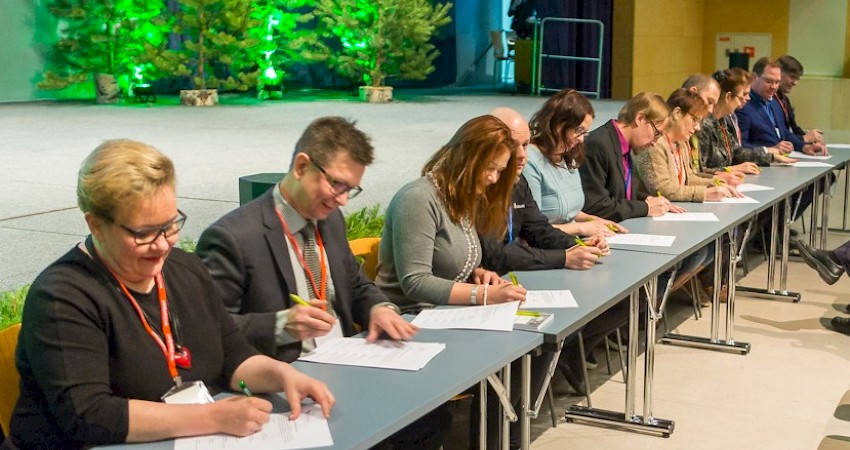Viherympäristöliitto ry ja sen 10 jäsenyhdistystä allekirjoittivat helmikuussa 2017 Viherpäivillä Jyväskylän Paviljongissa sitoumuksen edistää kestävää ympäristörakentamista ja viheralan eettisiä pelisääntöjä. Kuva Tero Takalo-Eskola.