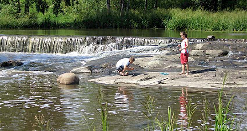 Useiden kuntien läpi virtaava Keravanjoki on osa lukuisten suomalaisten arkimaisemaa. Kuva Pirjo Ferin.