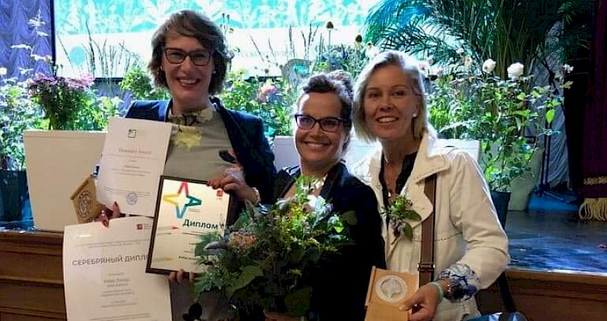 Kuvassa palkintotilaisuudessa paikalla olleet vas. Heidi Hannus, Tanja Nieminen ja Tiina Holmberg.