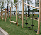 Puiset leikkivälineet sopivat hyvin entisen sahan alueelle rakennettuun Kaarnapuistoon.