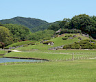 Laajaan kävelypuutarhaan sisältyy useita puutarhatyylejä. Ympäröivä vuoristo sulautuu rakennettuun puutarhaan lainatun maiseman periaatteiden mukaisesti. Kōrakuen, Okayama.