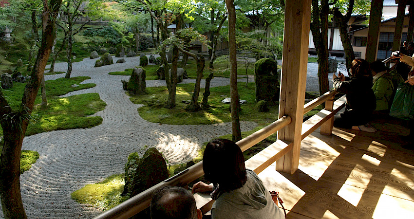 Rakennuksen myötäiseltä kapealta engawa-terassilta avautuu puutarhamaisema, johon yhdistyy luonnollinen äänimaisema. Varjot tuovat viileyttä, puiset lattiat ovat miellyttäviä istua ja kävellä. Kōmyōzenji, Dazaifu.