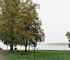 Kävelyreitin perinteiset staattiset ulkokuntoiluvälineet Lorisevan puistossa Tampereella. Kuva: Turkka Latonen, J-Trading Oy