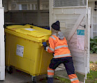 Myös jätekatoksien saranat ja lukko on syytä huoltaa säännöllisesti. Kuva: Esko Tuomisto / Remeo.