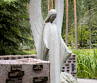 Seinäjoen seurakunnan Törnävän hautausmaan enkelipatsas on Kurun harmaata graniittia ja nimimuuri Taivassalon punaista graniittia.
