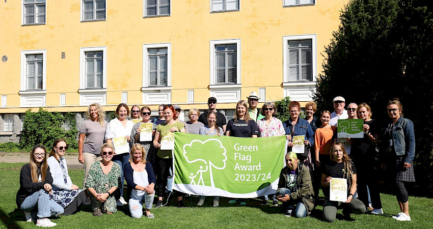 Vuoden 2023 Green Flag Award -tunnuksen voittajajien edustajia Lepaa2023 -näyttelyssä.